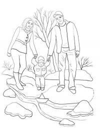 Семья, родители гуляют с малышом, бумажный кораблик пущенный по ручейку Раскраски для мальчиков