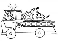 Пожарная машина, пожарный в каске, собака на машине Раскраски для детей мальчиков