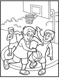 Спорт, мальчики играют во дворе в баскетбол, ведение мяча, площадка, команда, улица, кольцо, деревья Раскраски для мальчиков бесплатно