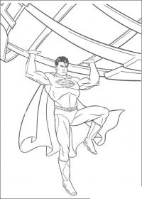 Супермен поднимает машину Раскраски для мальчиков