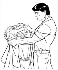 Держит в руках костюм супермена Раскраски для мальчиков