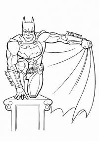 Бэтмен сидит на колонне взяв одной рукой плащ Раскраски для детей мальчиков